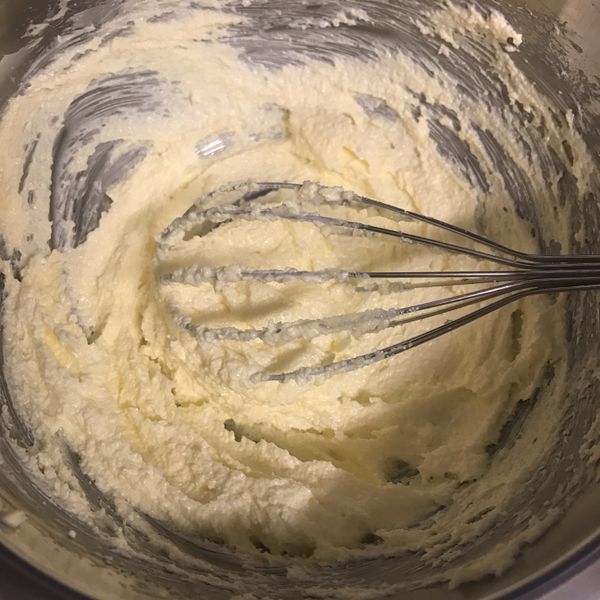 加完砂糖後有些許顆粒狀，盡可能拌勻即可。