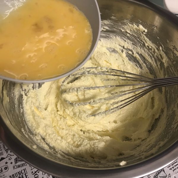 將兩顆雞蛋拌勻後分次加入。