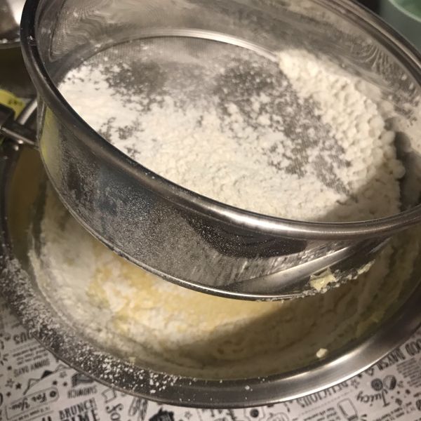 分次慢慢加入過篩的100g低筋麵粉（我比較懶，一邊加入一邊過篩，哈哈！😆