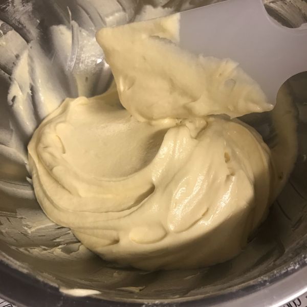 全部加入後攪拌至均勻且像奶油般滑順的質地即可倒入烤模。