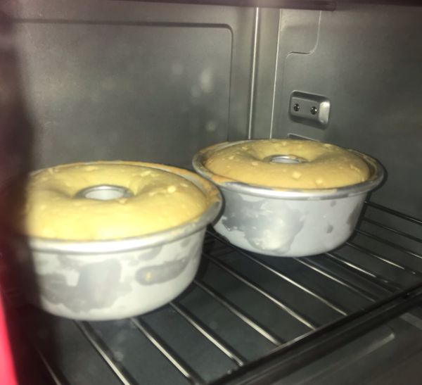 我用的是四吋戚風蛋糕模製作。
烘烤約40分鐘。