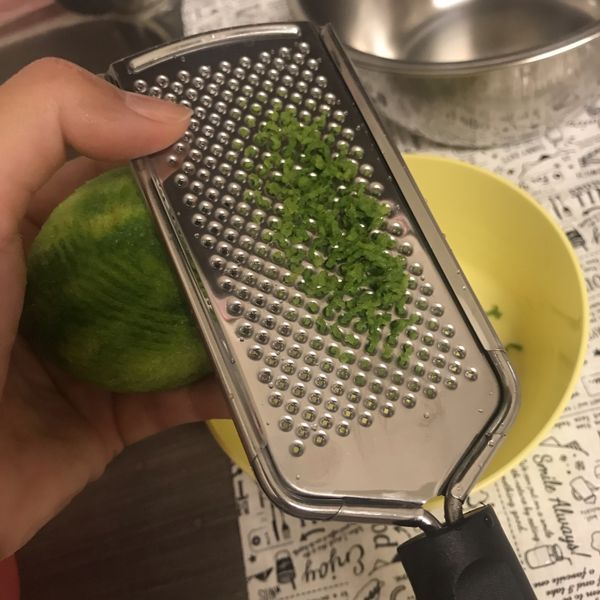 趁烤蛋糕的同時，將洗好的檸檬刨出檸檬皮。