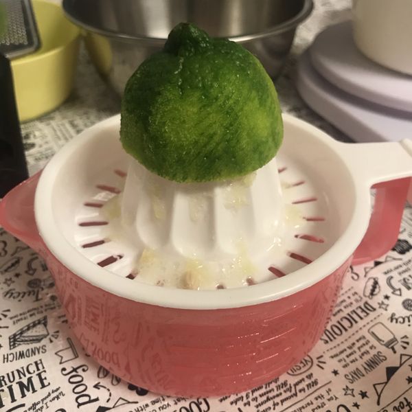 擠出15g檸檬汁備用。