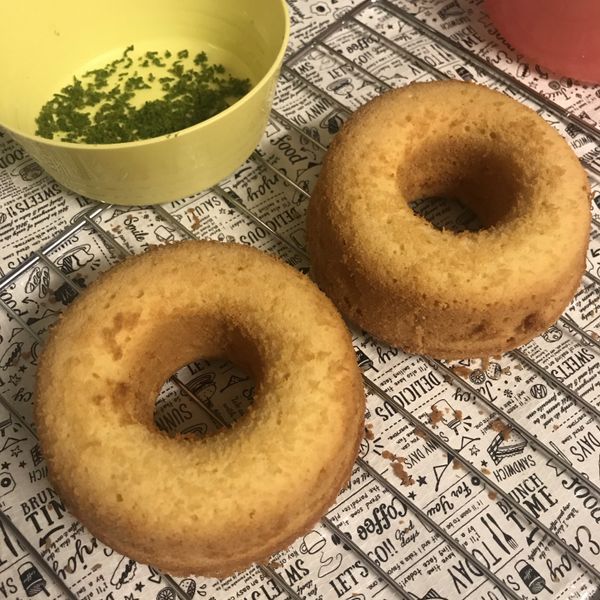 待蛋糕烤好後脫模退溫，放置至少半小時以上，不燙手即可。