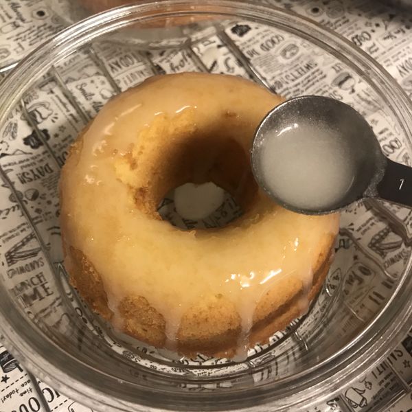 淋上製作好的檸檬糖霜（我直接放在保鮮盒淋，因為等一下要直接進冰箱冷藏）