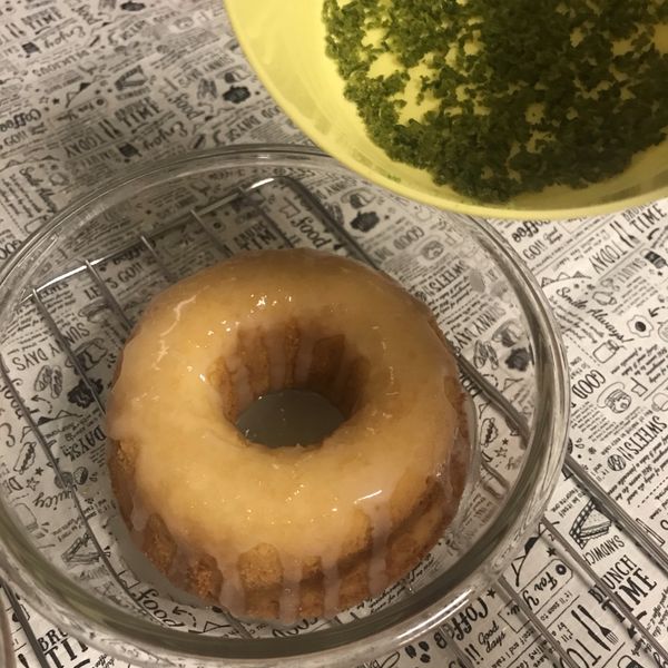 淋好糖霜後，在用手灑上檸檬皮點綴蛋糕上方。