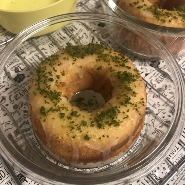 好了就可以進冰箱囉！（冷藏會加速讓檸檬糖霜凝結成白色，至少放置四個小時以上哦！我是放到隔天才吃😆