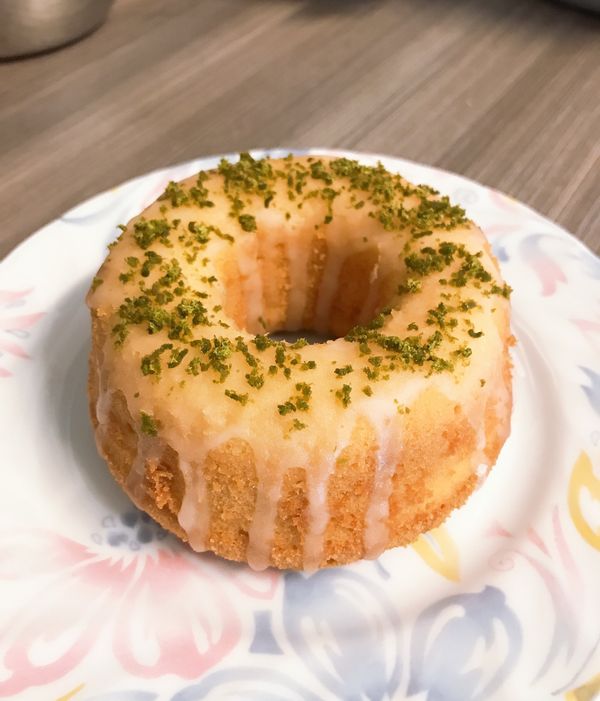 一定要完全「退冰」，蛋糕吃起來才會綿密鬆軟哦！好吃到可以一次吃掉一個四吋蛋糕！😛