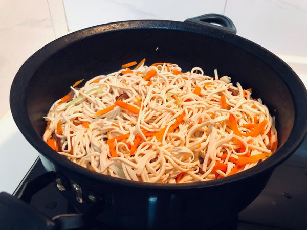待紅蘿蔔炒軟後，
放入豆干絲和其他食材拌炒均勻，
加入約10cc的水，
1匙鮮味炒手、1/3匙鹽；
轉中火、悶約3分鐘、待汁收快乾及可起鍋