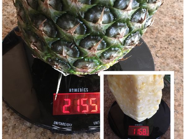 鳳梨處理前我會先秤重，切好後再秤一次重量；這是為了找到加多少糖的一個步驟。