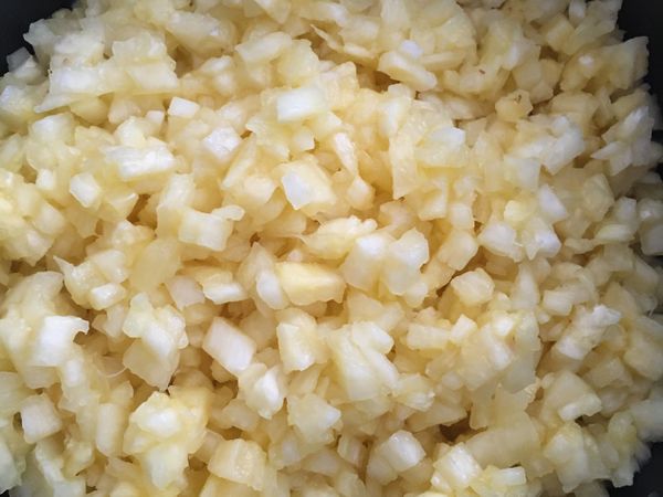 鳳梨切成小丁放進鍋裡備用。