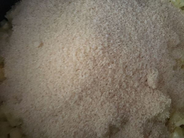 我這次的鳳梨去皮後是1168克x0.125=146(我加150克的糖）我在煮了2個小時後會加入2大匙的蜂蜜。
*我不喜歡太甜所以減量，正常是乘以0.3
請再自行調整甜度。