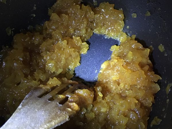 鳳梨餡煮到最後用鏟子滑過沒有的水分流出就可以關火了。