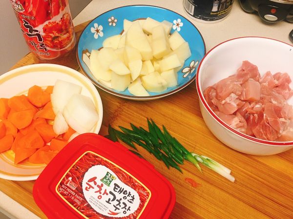 食材部分：雞腿肉切塊（一口大小）、馬鈴薯切塊、紅蘿蔔切塊、蔥斜切、洋蔥切塊，其餘調味料準備好。