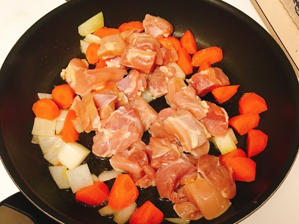 再下雞腿肉一起炒，約3分鐘後炒到外表變白。