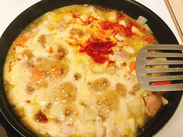 加入辣椒粉、醬油、糖，然後燜煮15分鐘。