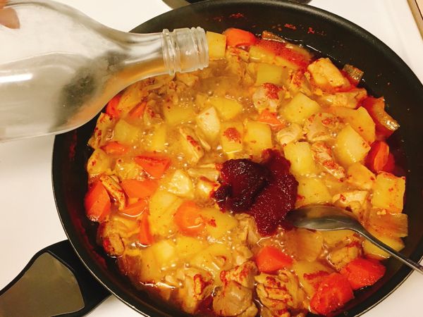 馬鈴薯、紅蘿蔔差不多軟爛了，加入米酒、韓式辣醬、蒜泥（可加可不加），再煮約5分鐘。