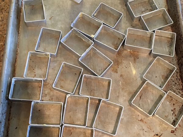 我會先把烤盤和鳳梨酥模抹上一層奶油備用。