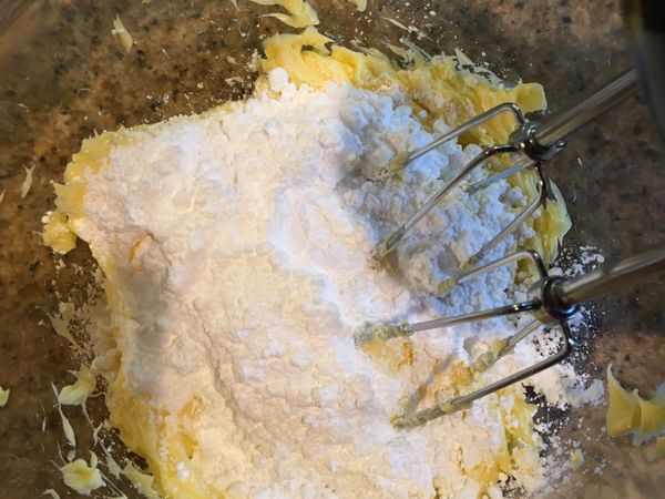 奶油室溫軟化後加入鹽、糖粉打勻