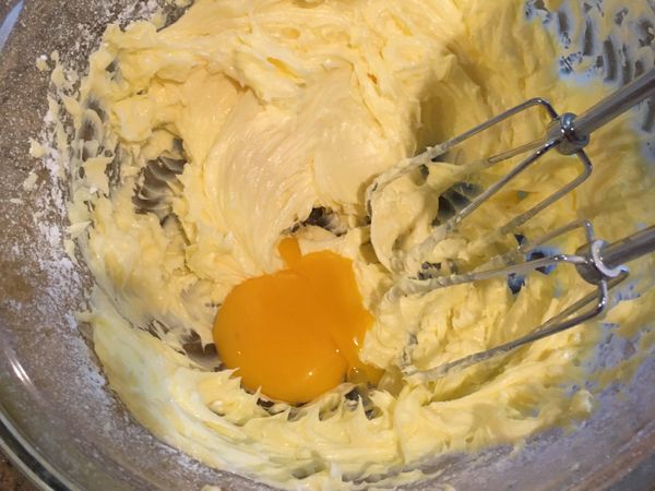 蛋一個一個加入打至奶油蓬鬆變白。