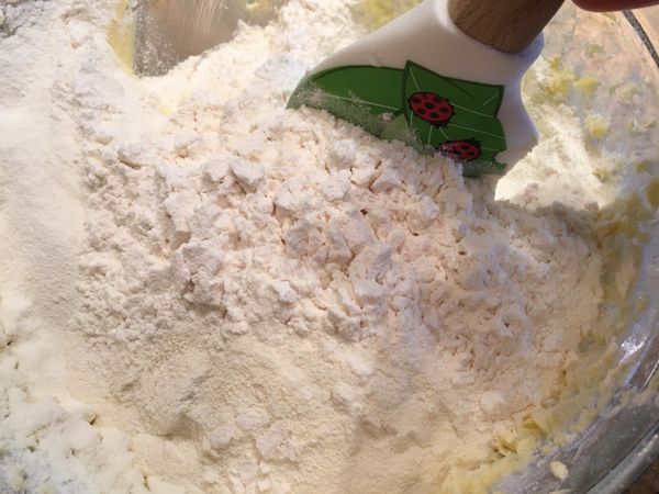 把低筋麵粉和奶油過篩後加入打好的奶油裡；用刮刀以按壓式攪拌均勻。（避免過度攪拌出筋）
把拌好的麵糰放進冰箱冷藏備用！