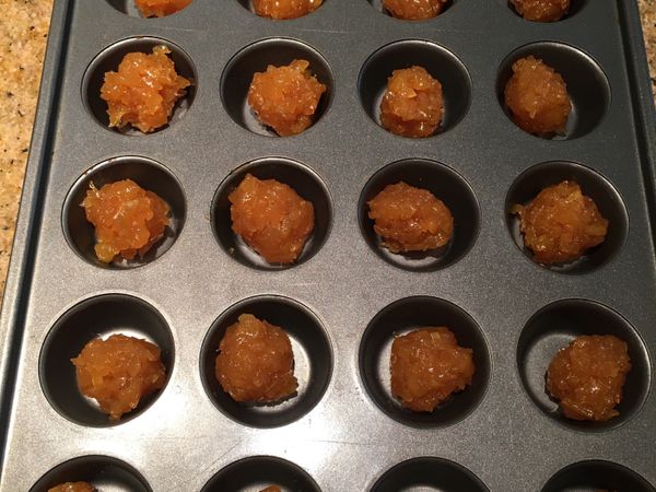 將鳳梨餡分成15克/個。