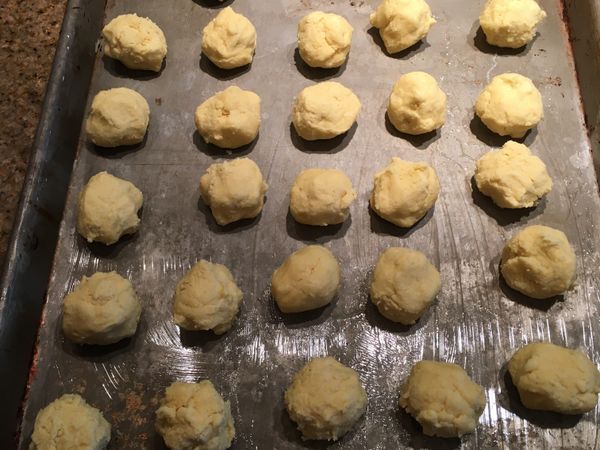 拿出麵糰將之分成20克/個的小麵糰。