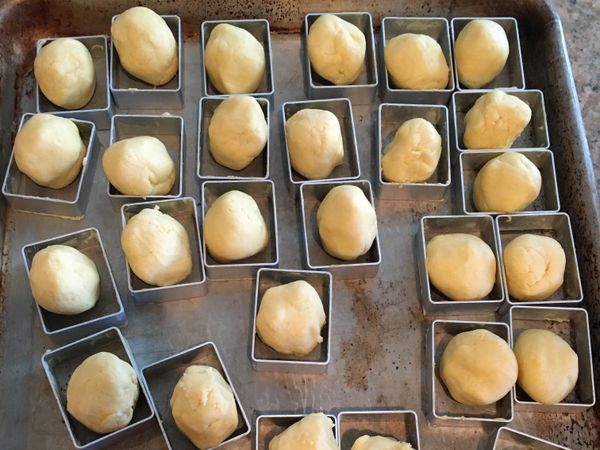 放入模型內壓平塑型，沒有模具的人用手塑成正方形也是可以的（沒買模型之前我就是這樣做的）