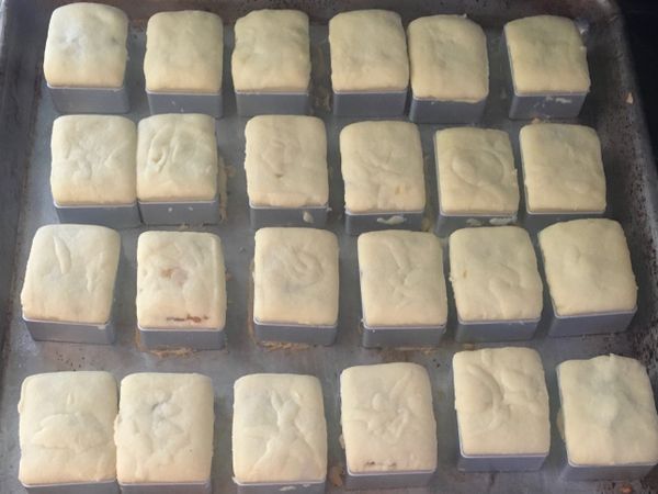 15分鐘後拿出烤盤將鳳梨酥翻面接著烤5分鐘。