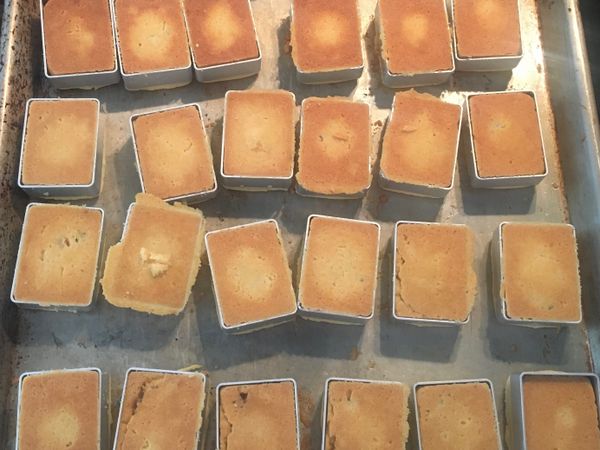 烤好的鳳梨酥拿出來放涼後脫模即可享用。