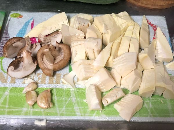 將香菇、筍子跟五花肉，切成自己喜歡的大小。