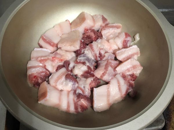 我使用的是略深的砂鍋，先將豬肉下鍋，煎出豬油。