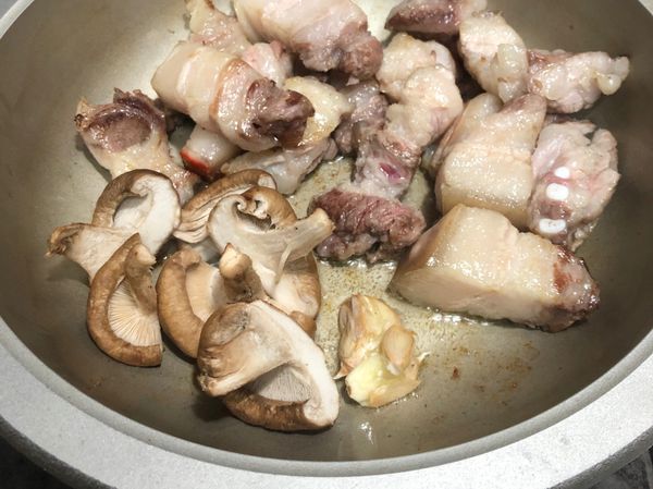 用煎出的豬油將蒜頭和香菇爆香。