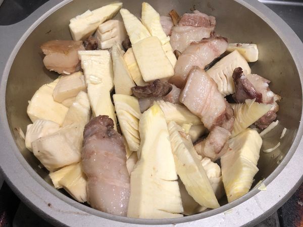 待豬油出的差不多，且蒜頭跟香菇都炒出香氣後加入筍子。