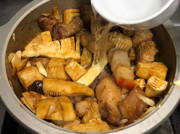 加入水直至淹沒食材。