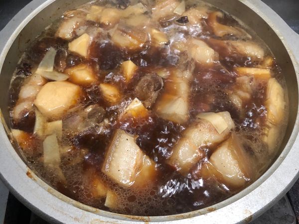 蓋上鍋蓋，以中小火燉煮約15分鐘，沸騰後調整鹹度，再繼續約燉煮1小時；因為沒有時間顧火，熄火後整鍋靜置約3小時，晚餐前再燉煮40分鐘。