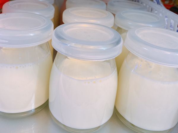 小火慢慢攪拌至吉利丁粉及細砂糖完全溶解後，冷卻裝瓶放入冰箱定型。