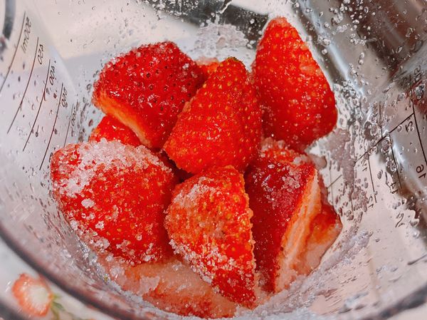 《開始製作草莓醬》
把草莓清洗乾淨（我都會使用小蘇打泡水，輕柔搓洗），每顆對切並倒入40g細砂糖，然後封上保鮮膜放入冰箱等待2小時（糖可以讓草莓出水）。