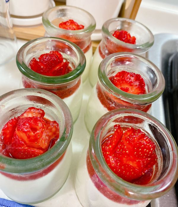 最後將冷卻的草莓醬，還有草莓花放上去就完成囉😊