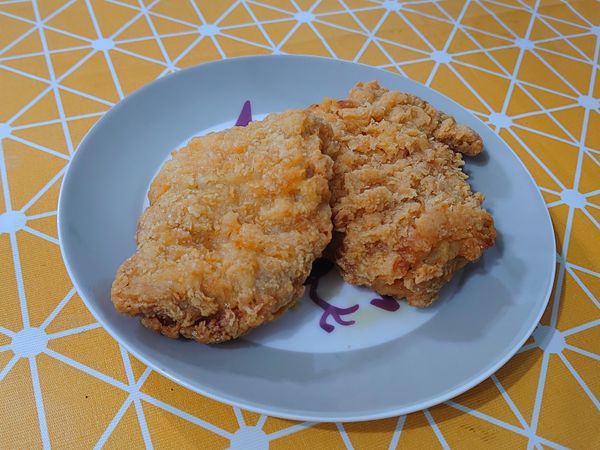 雞腿排不退冰，氣炸鍋180度設定12分鐘，翻面200度設定8分鐘即可