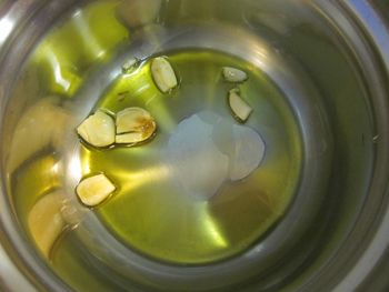 因為貝類會出水, 可以拿來當高湯, 所以我習慣另外處理. 鍋內放入橄欖油和蒜頭爆香