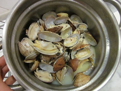 將貝類湯汁瀝出即是高湯, 備用.