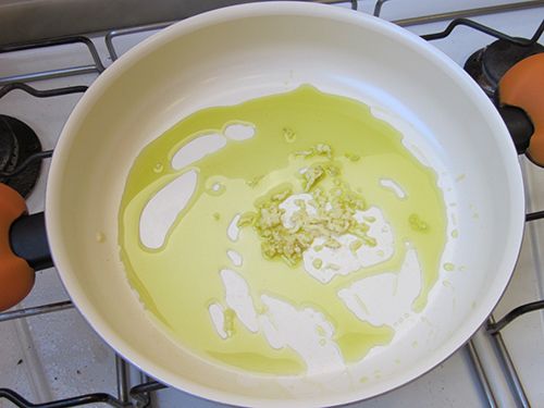 Scialatielli麵條煮七分熟瀝乾備用.

鍋中放入橄欖油和蒜泥小火炒香.