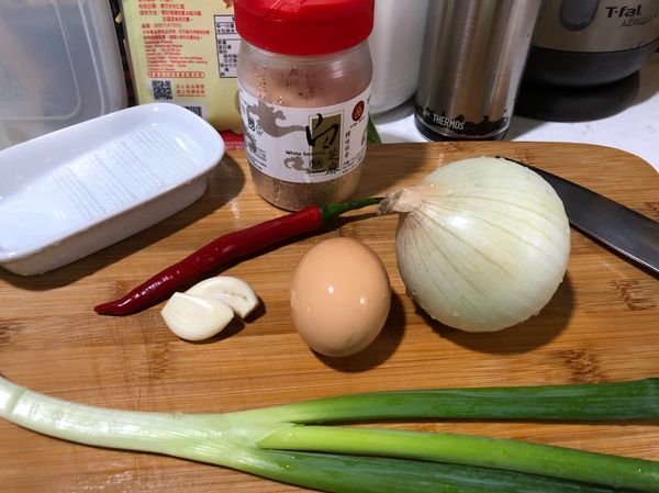先將辛香料（青蔥、辣椒🌶️切細、洋蔥🧅切丁、蒜頭🧄磨成泥）備用