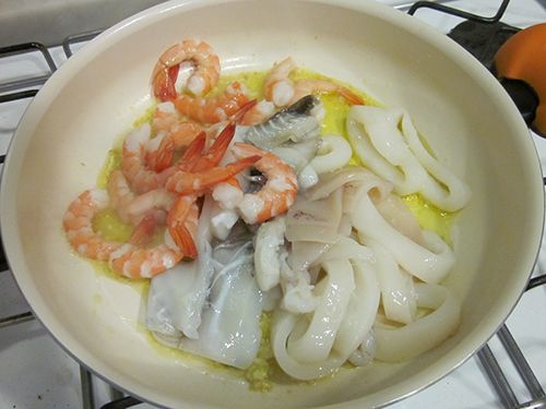 放入花枝圈, 魷魚塊和蝦子或任何你要使用的海鮮料. 原則上軟體海鮮先下鍋.