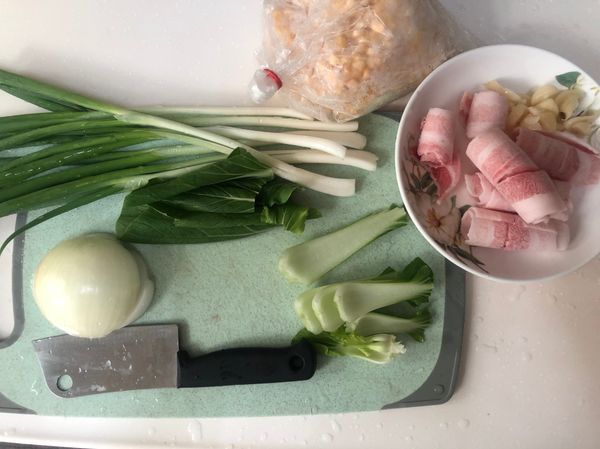 備料
青江菜梗跟葉分開切丁
蔥白與蔥綠分開切丁
洋蔥切丁