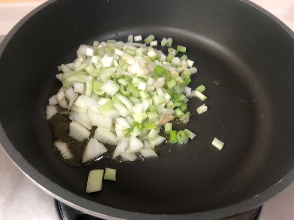 將青江菜梗、洋蔥、蔥白小火炒軟