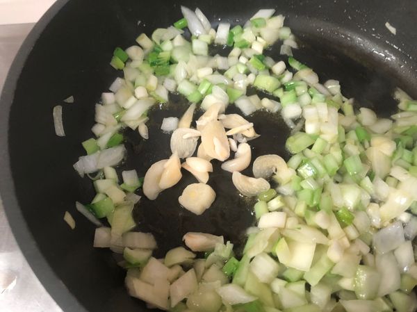 下蒜片稍微炒出香氣