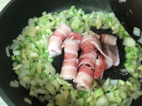 下肉片拌炒至半熟