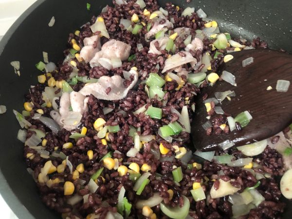 玉米粒與黑米下鍋，開大火拌炒